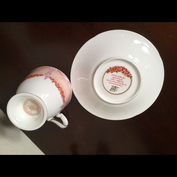 Rare AVON VINTAGE TEA CUP AND SAUCER - Picture 4 of 6